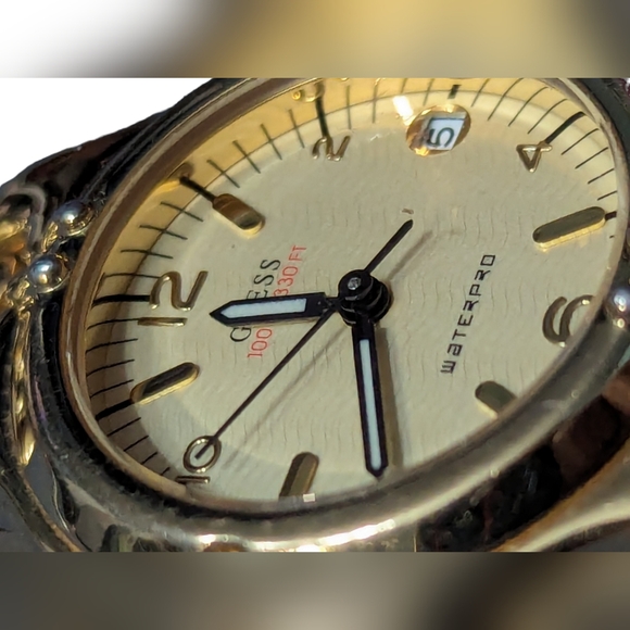 GUESS 100M WATERPRO WOMENS WATCH gold TONE RUNNING NEW BATTERY - Picture 5 of 12